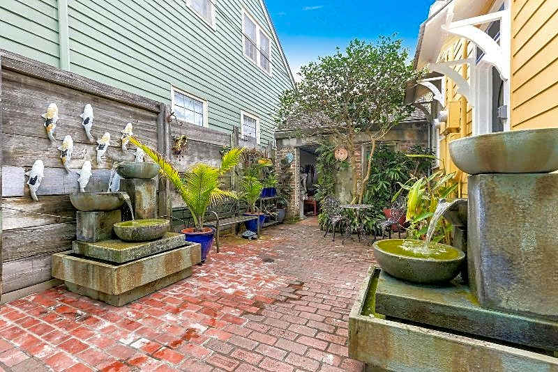 B&W Courtyards