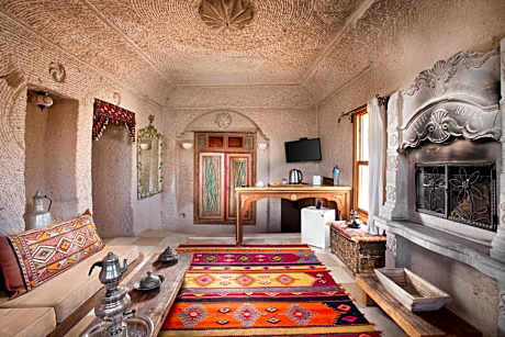 Imperial Cave Suite with Jaccuzi, Sauna, Balcony and Balloon View