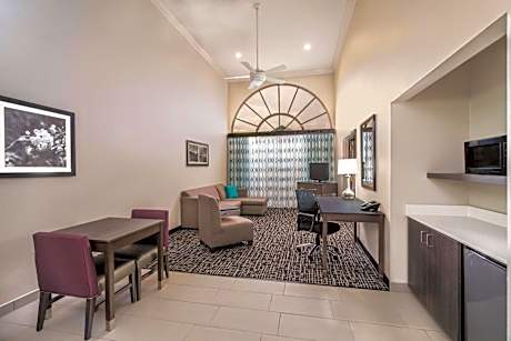 King Suite - Non-Smoking