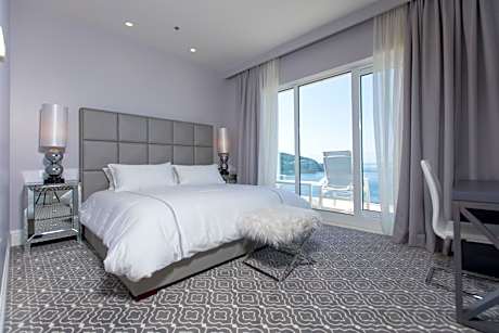 Luxury King Suite with Sea View and Balcony