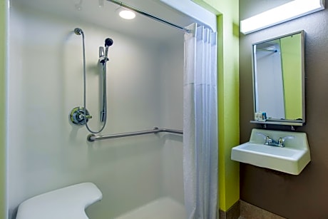 Queen Room with Roll-In Shower - Mobility/Hearing Accessible - Non-Smoking