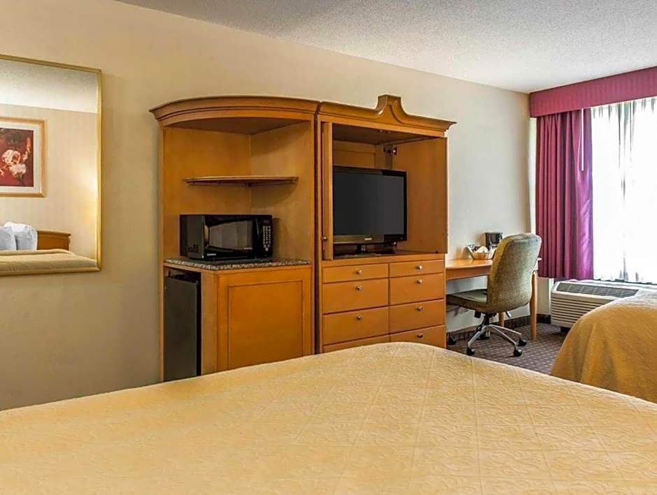Quality Inn & Suites Shelbyville I-74