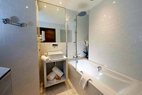 1 Queen Bed, Non-Smoking, Family Room, Larger Room