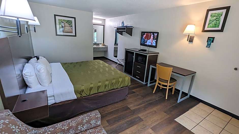 Photo 1 of 8 of 1 King Bed, Nonsmoking