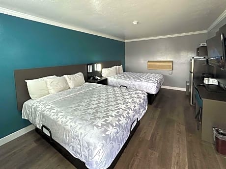 Queen Room with Two Queen Beds - Disability Access - Non-Smoking