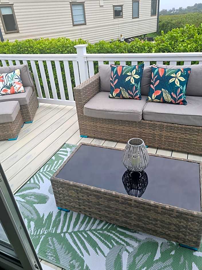 Beautiful 2 bedroom caravan, holiday park Tenby