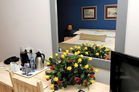 Room, 1 King Bed, Smoking, Garden View (Pool Access)