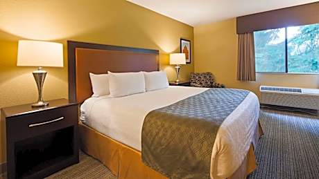 One-Bedroom King Suite with Golf Course View
