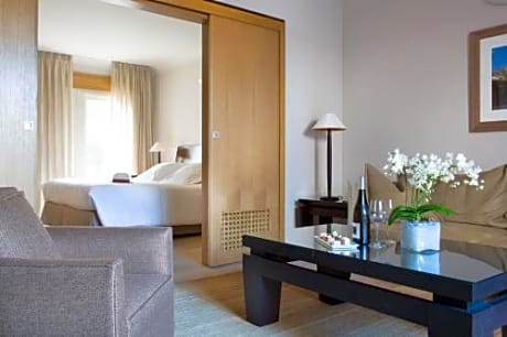 Two-Bedroom Suite and Two Bathrooms with Sea View