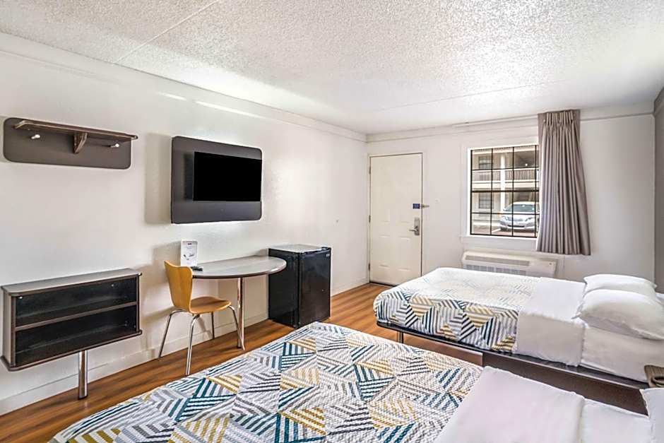 Motel 6 Dallas Market Center