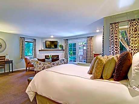 Deluxe Queen Suite