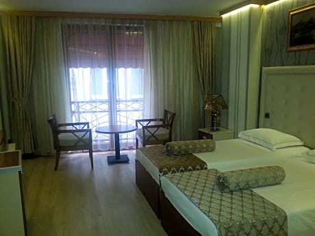 Triple Room (1 double , 1 single bed)