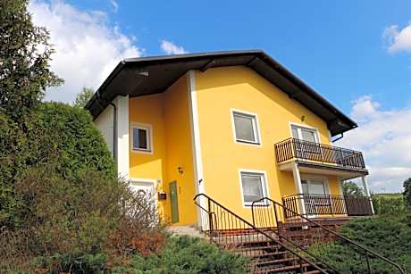 Apartment with Mountain View