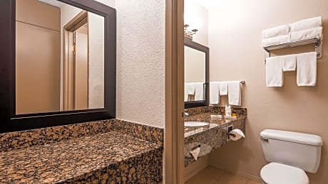 King Suite with Spa Bath - Non-Smoking