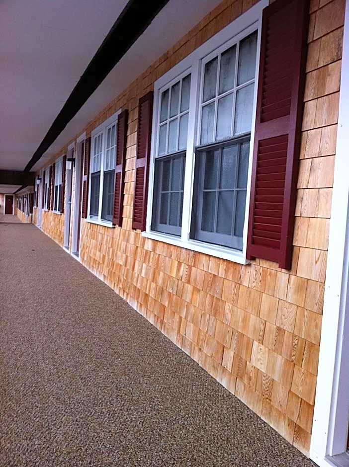 Holiday Hill Inn & Suites