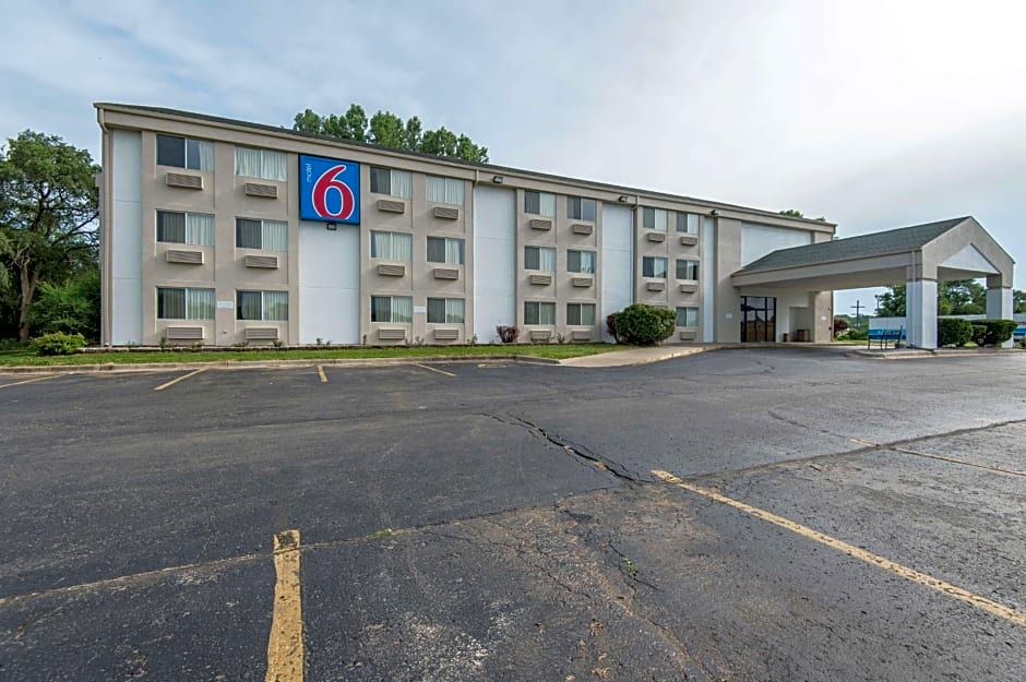 Motel 6-Lawrence, KS