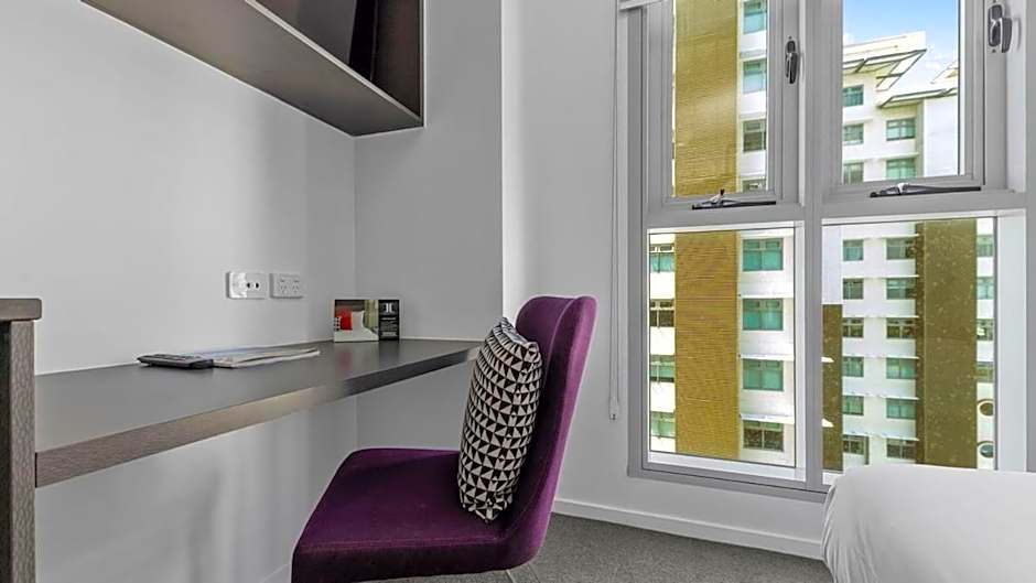 H on Mitchell Apartment Hotel