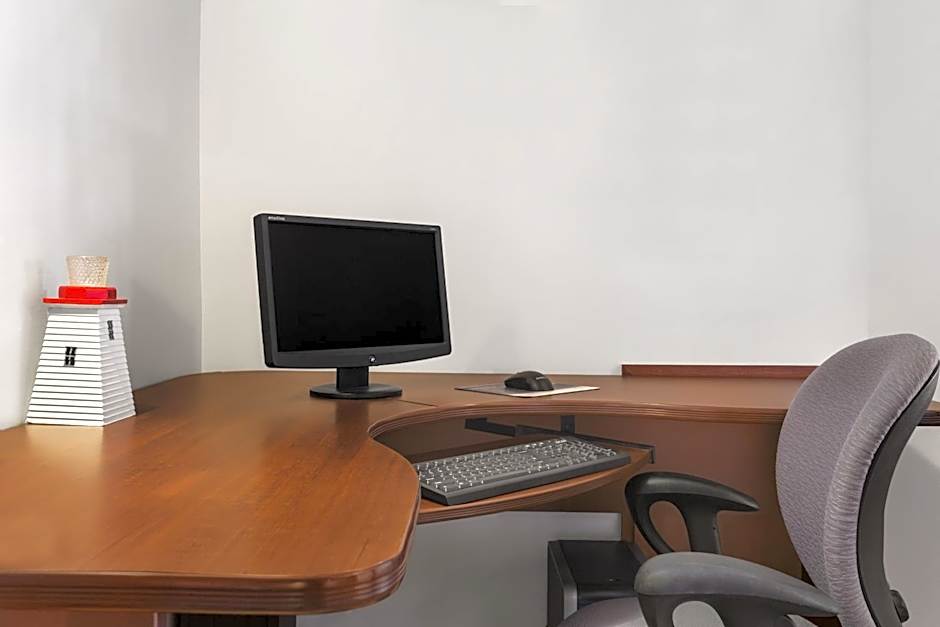 Days Inn & Conference Center by Wyndham Bridgewater