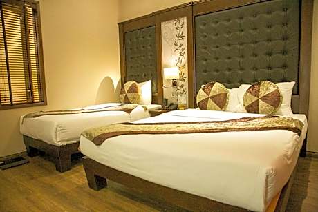 Deluxe Triple Room with City View