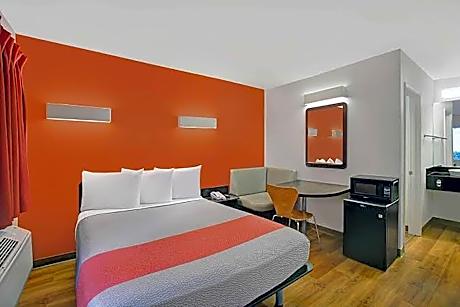 Queen Room - Non-Smoking