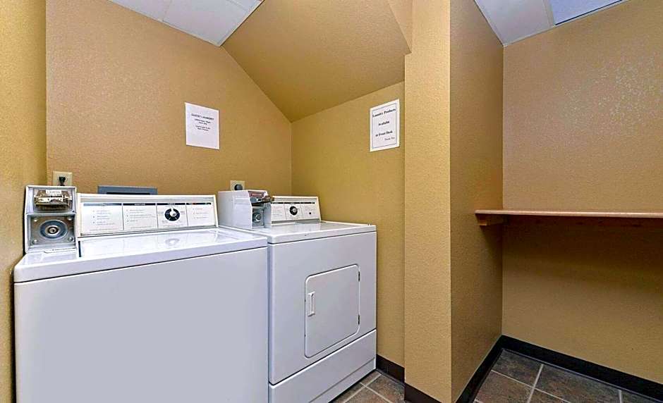 AmericInn by Wyndham Fergus Falls - Conference Center