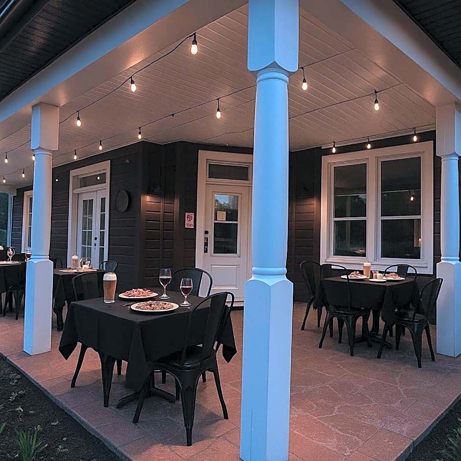 Le 900 Tremblant Inn Café and Bistro