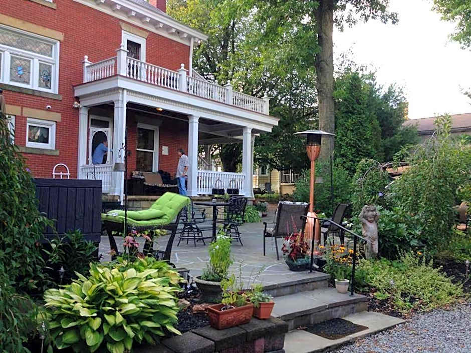 South Broadway Manor B&B - Near Fallingwater, Ohiopyle State Park, Hiking & Biking trails GAP