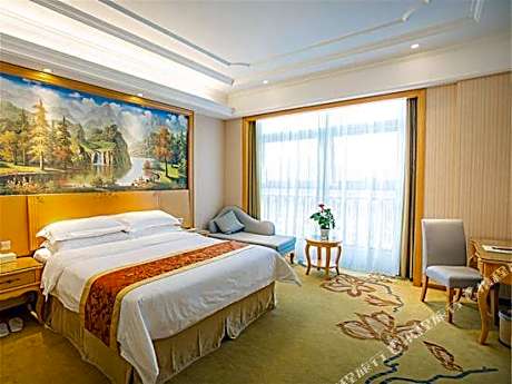Vienna International Hotel (Leshan high-speed railway station Jiaxing road gourmet street shop)