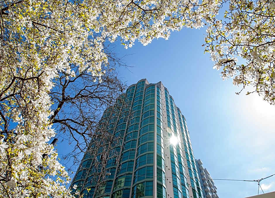 Rosedale On Robson Suite Hotel