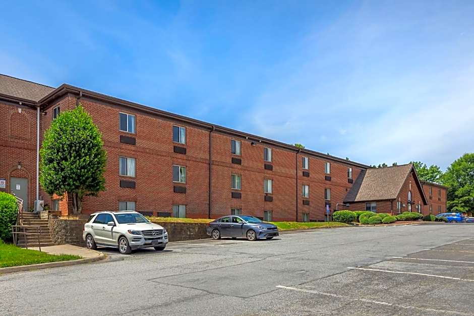 HomeTowne Studios & Suites by Red Roof Greensboro