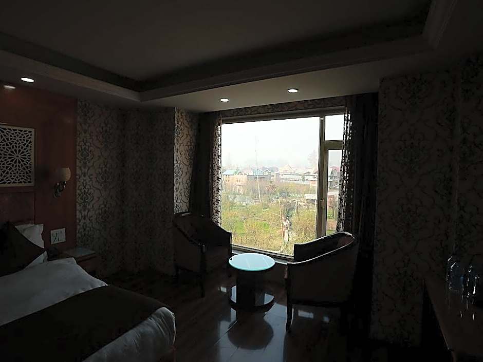 Hotel The Montreal Near by Dal Lake