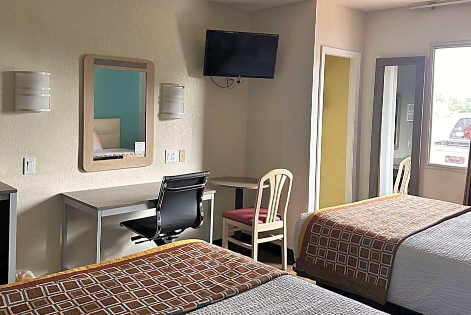 Howard Johnson by Wyndham Clarksville Tennessee