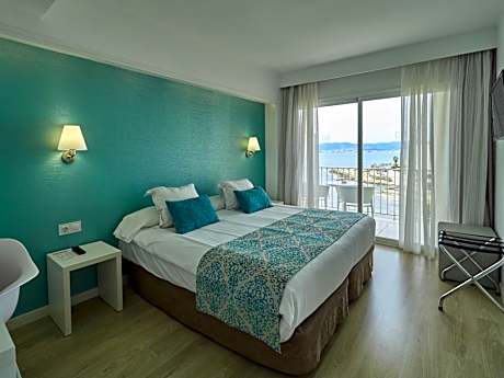 Double or Twin Room with Sea View
