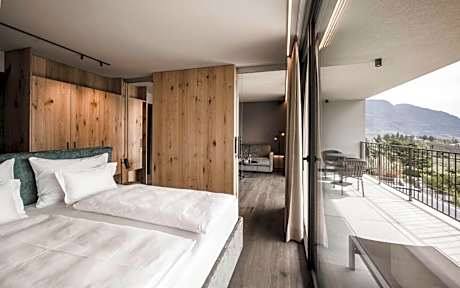 Superior Suite (Upper Floor)