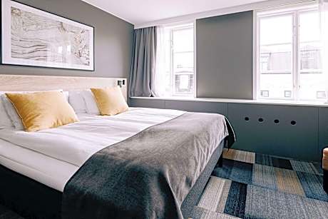 1 Queen Bed Non-Smoking Standard Room Work Desk Wi-Fi Full Breakfast