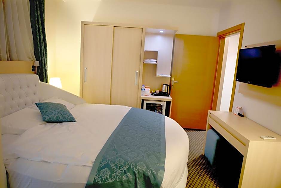 Photo 1 of 4 of Suite