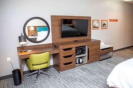 2 Queen Room Fridge And Microwave