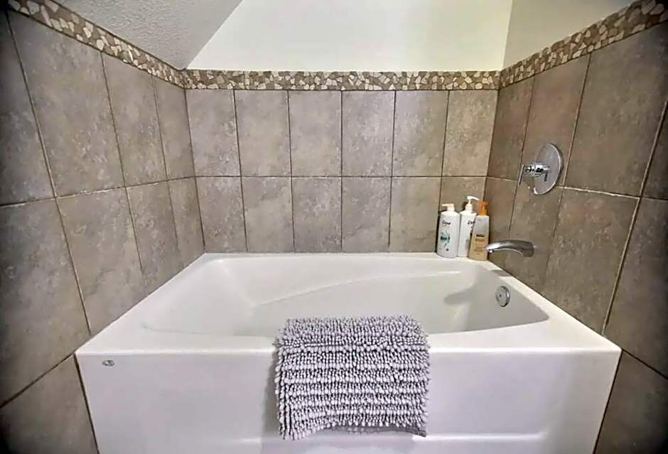 Magnificent Mountain Penthouse - Hot Tub & Pool managed by Little Sister Getaways