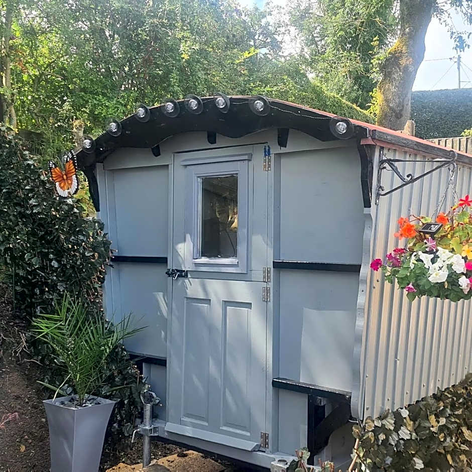 Blue bells Small but quirky & Cozy Shepherd's Hut