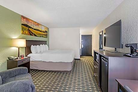 King Room - Non Smoking/Interior Hall