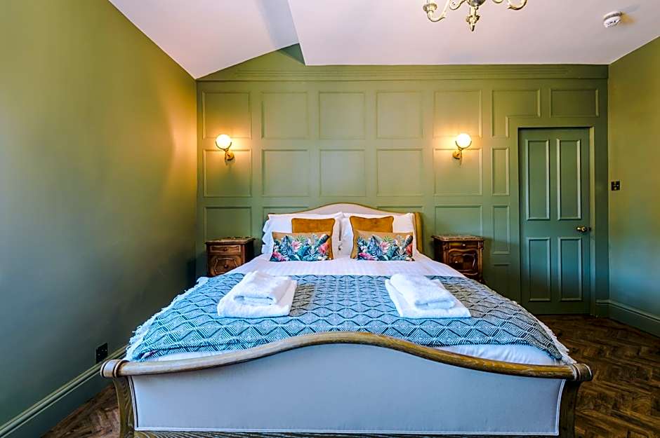 Russell Court by Orenda-Luxe