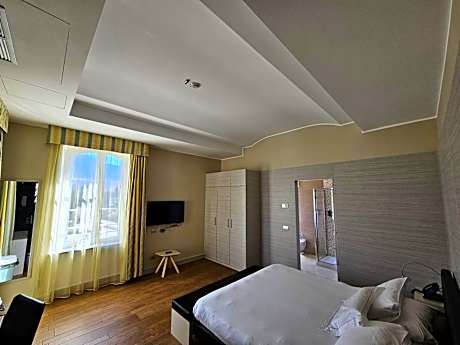 Double Room with Street View