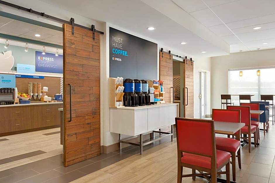 Holiday Inn Express & Suites Cincinnati NE - Red Bank Road By IHG