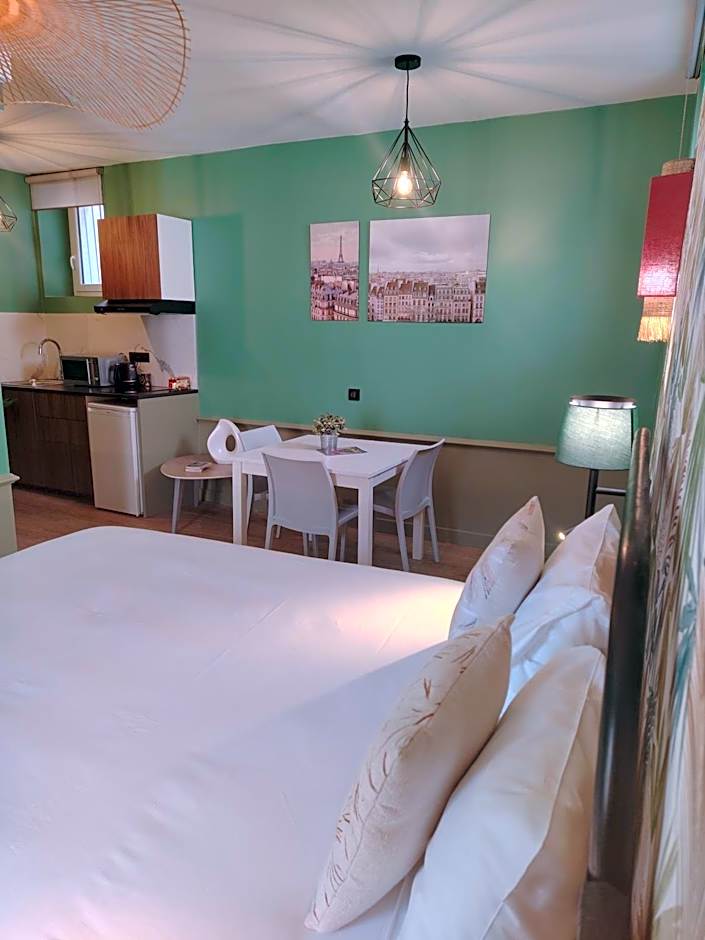 Le Village Montmartre by Hiphophostels