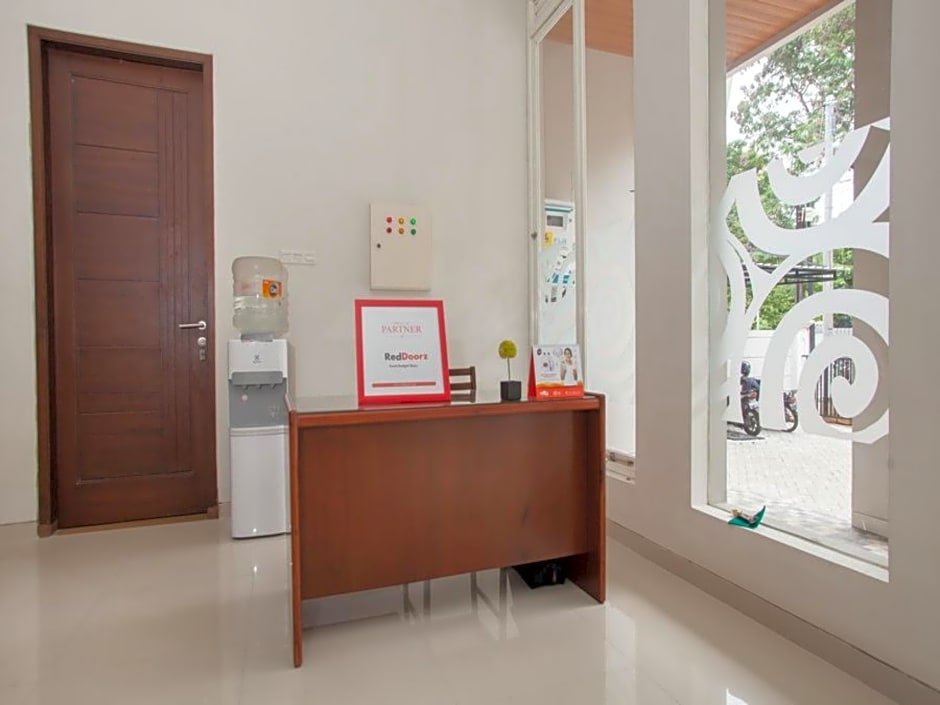 RedDoorz @ Kertajaya Surabaya