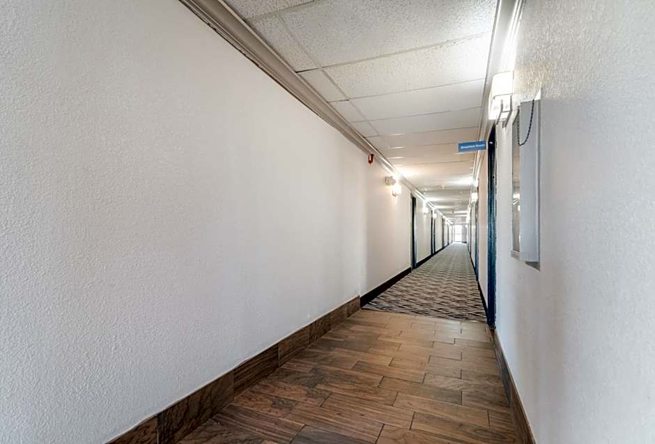 American Inn & Suites Metro Airport