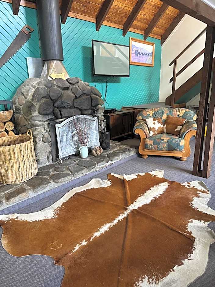 Adventure Lodge & Motel and Tongariro Crossing Track Transport