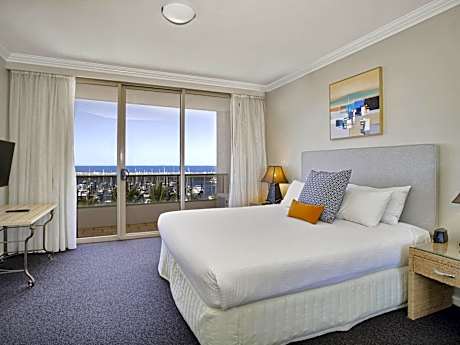 Deluxe King Spa Suite with One King Bed