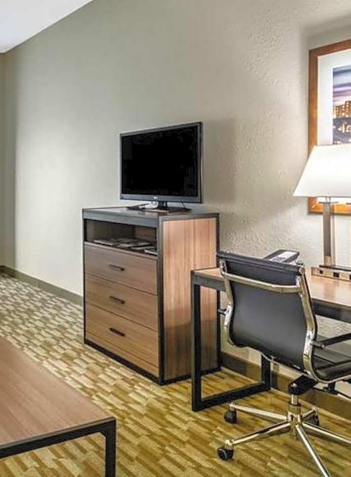 Photo 1 of 4 of 1 King Bed with Sofabed, River View