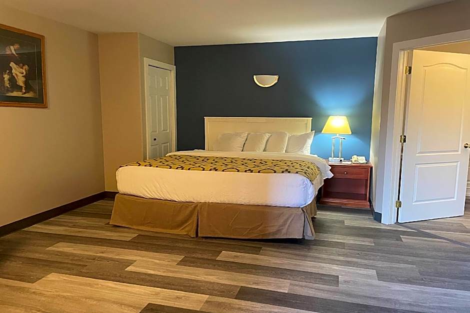 Photo 1 of 3 of Deluxe 1 King Bed